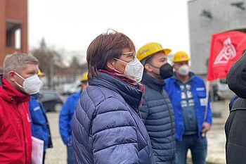 Meta Janssen-Kucz mit Vertrauensleuten der Meyer-Werft und der IG Metall