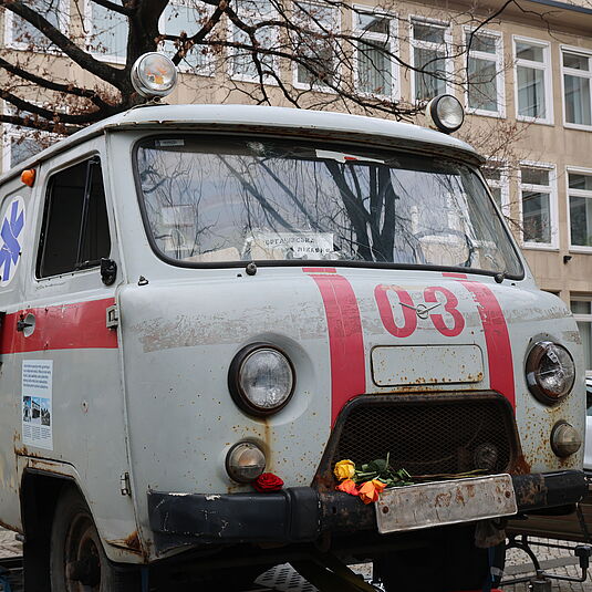 Bild der Barwinka, einem ukrainischen Krankenwagen, der von russischer Streumunition beschossen wurde.