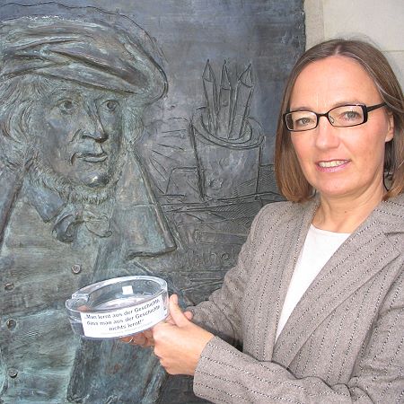 Ursula Helmhold am Fallersleben-Denkmal